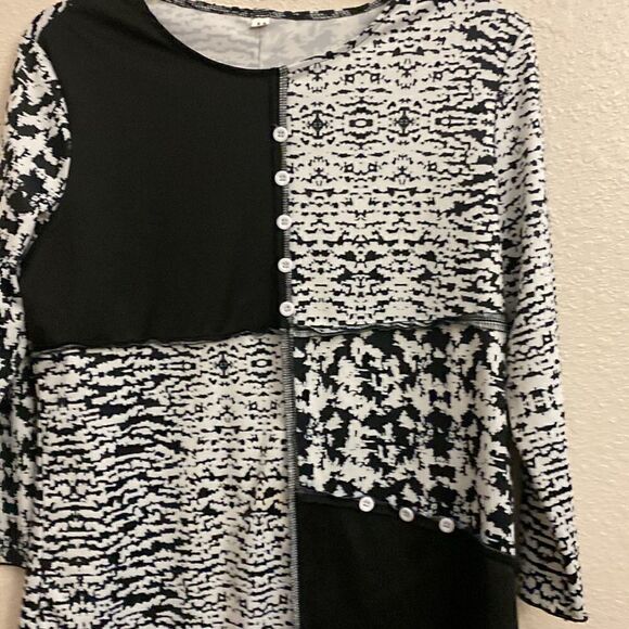 š¤āColor blockĀ black and white top. ThisāisāaāmediumāsizeāMātop. - Picture 3 of 5